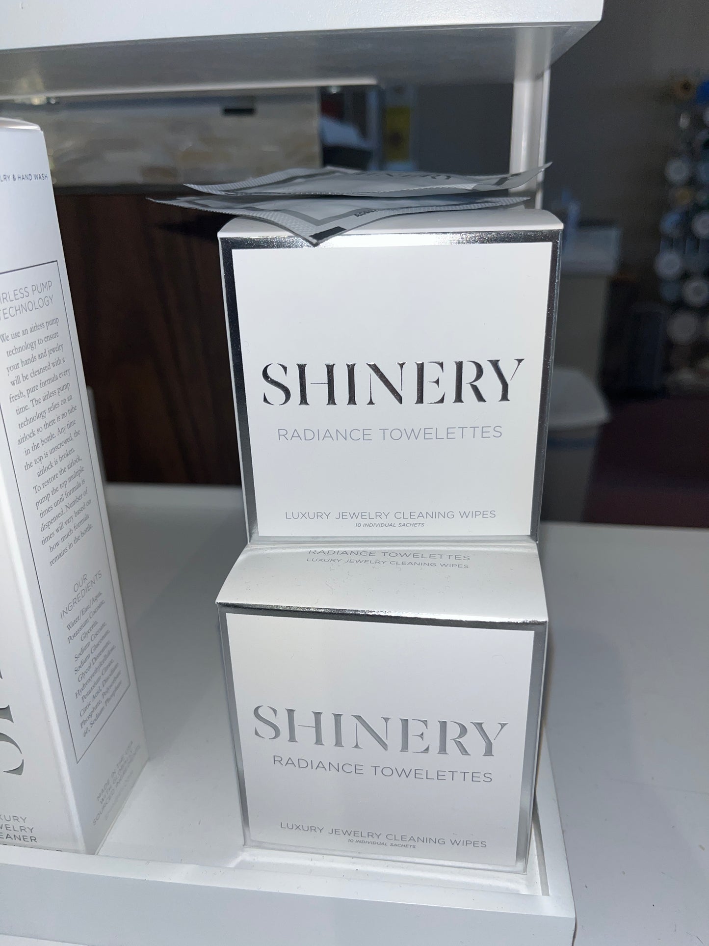 Shinery Radiance towelettes